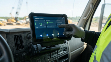 Tablet robusto montato in modo sicuro nella cabina di un camion commerciale utilizzando una dock per veicolo.-2.jpg