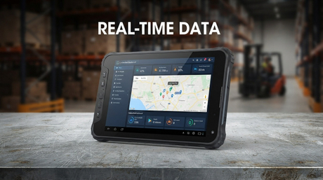 Techniker inspiziert das robuste Aozora K8 Active-Tablet in einem von Verizon bedeckten Feld.jpg